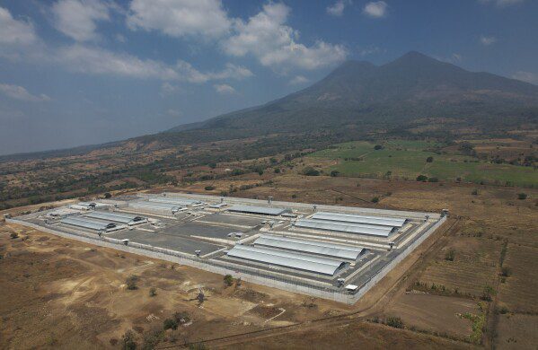 Il Centro di gabinetto del terrorismo, o Cecot, a Ticoloca, El Salvador, 5 marzo 2023 (foto AP/Salvador Meendez, file)