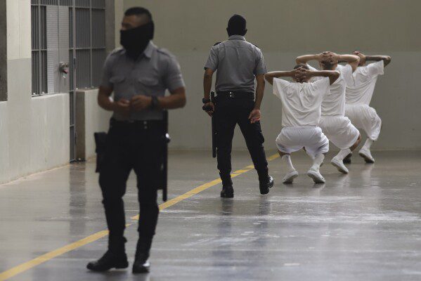 Esercitano gli ospiti sotto la sorveglianza delle guardie carcerarie durante un tour stampa presso il Centro per tappeti del terrorismo, o Cecot, a Ticolololuka, El Salvador, 12 ottobre 2023 (foto AP/Salvador Meendez, file)