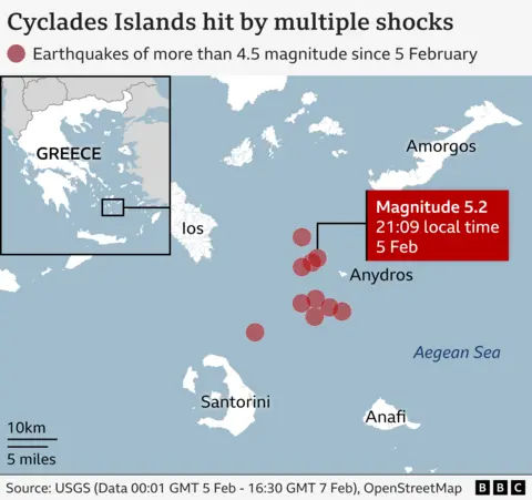 Una mappa delle isole greche, con punti rossi che mostrano siti di 4,5 dimensioni o terremoti più alti tra Santorini, iOS, Anydros, Amorgos e Anafi nel Mar Egeo dal 5 febbraio. Uno ha la dimensione di 5.2.