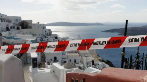 Getty Images è un'immagine di edifici panoramici di Santorini con una barra rossa. 